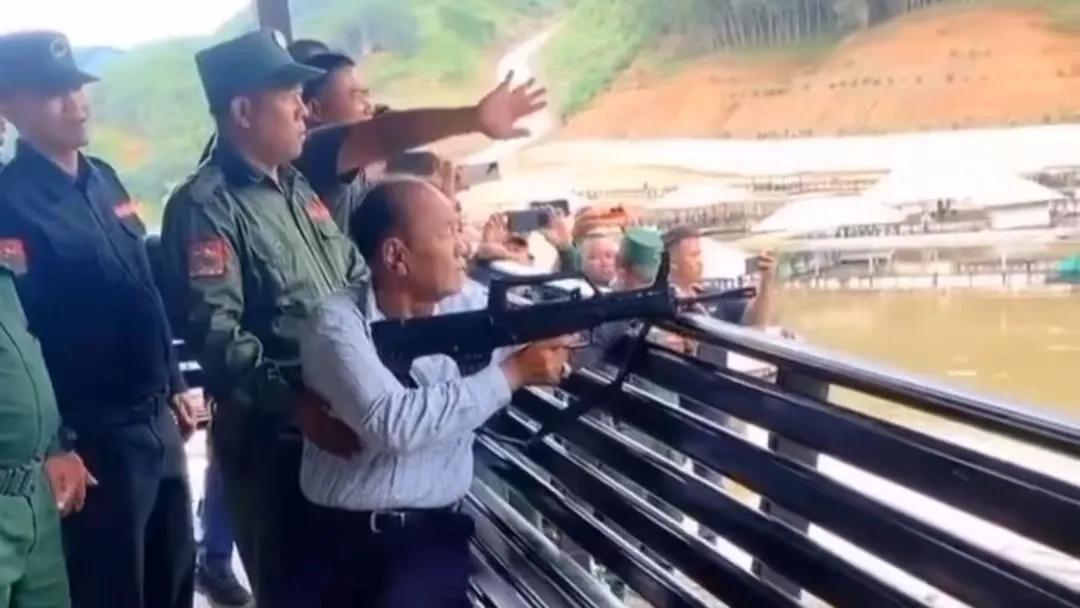 佤邦军为什么拥有6万正规军，及兵工厂？
首先佤邦名义上归缅甸管，实际自己说了算。