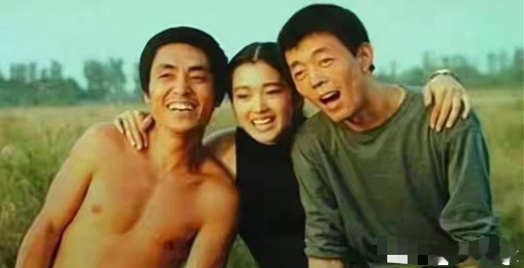 向太曝张艺谋巩俐分手内幕，女方逼婚不成移情，老谋子彻夜痛哭。向太在个人社交账号透