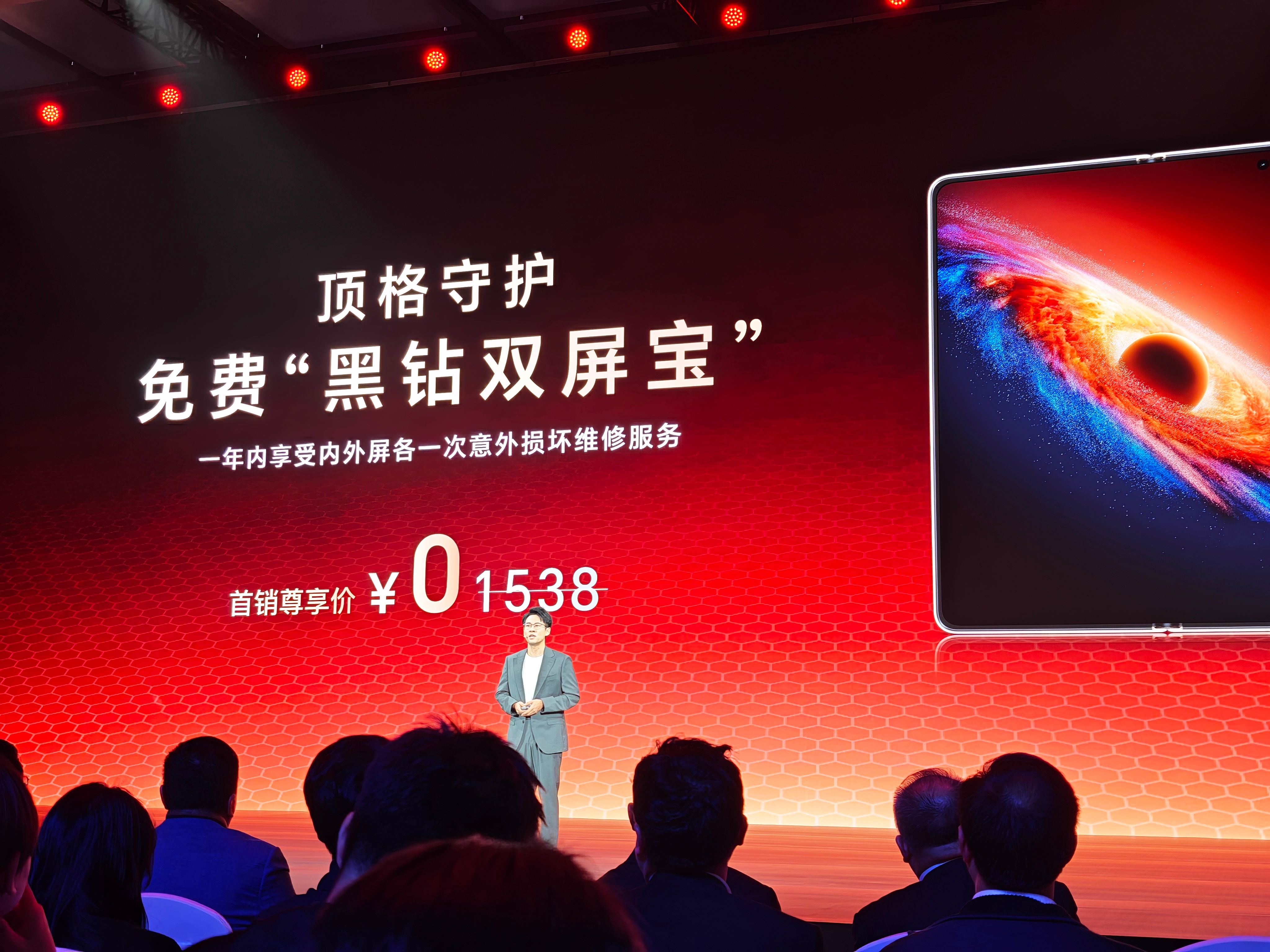 荣耀Magic V6这块黑钻屏不仅超可靠、超通透、超护眼，更离谱的是，荣耀还给首