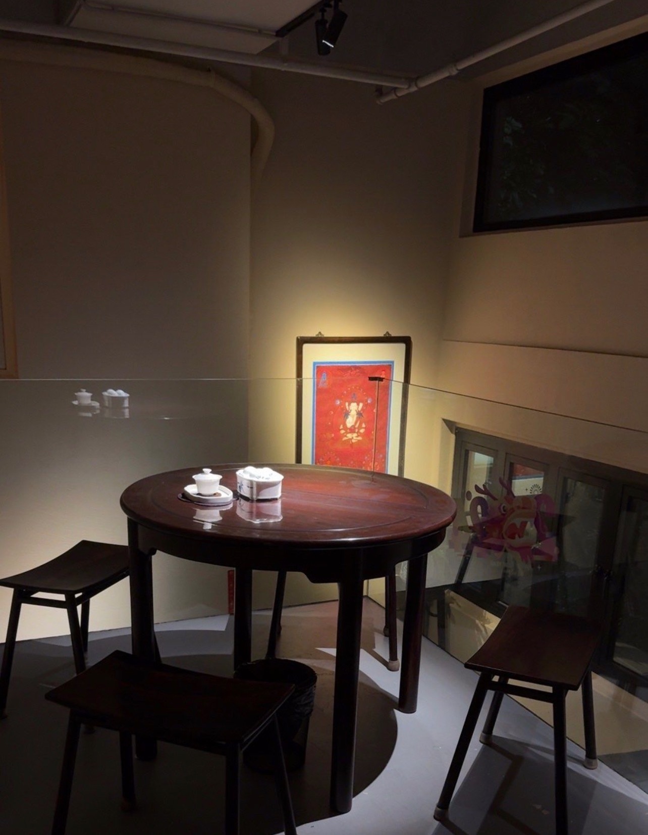 品茶赏器交友  中国人有一个说法：“茶如隐逸，酒如豪士；酒以结友，茶当静品。”喝