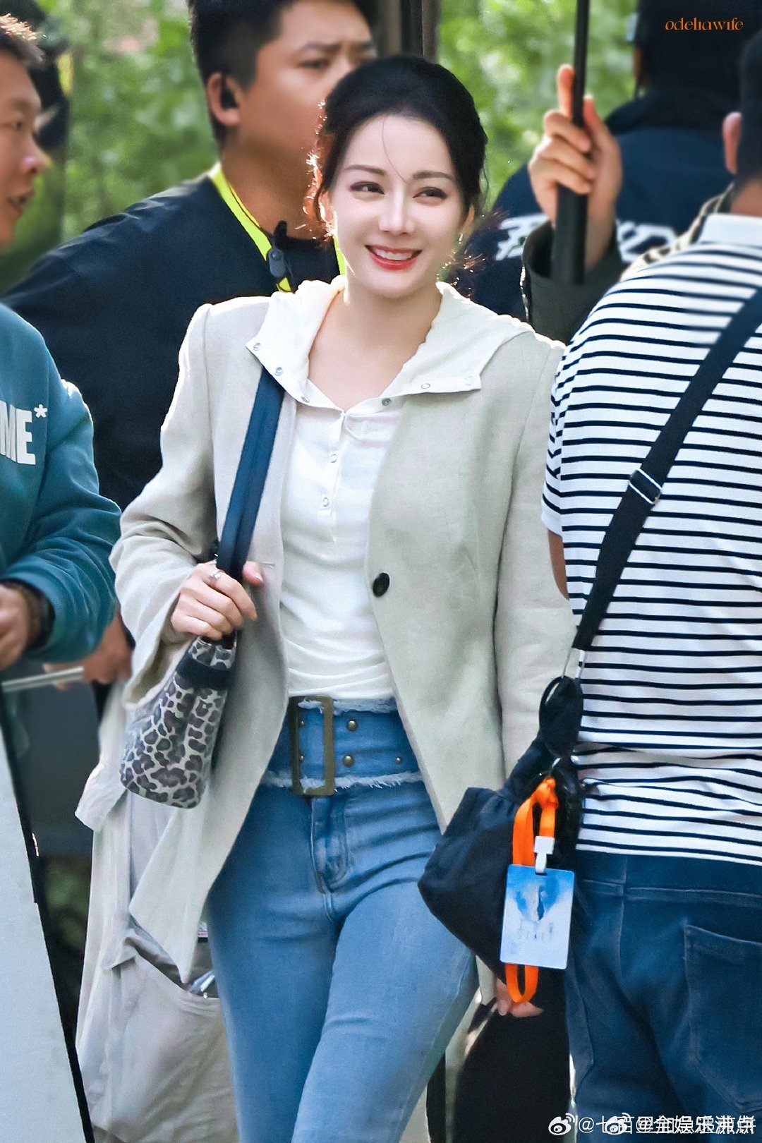 迪丽热巴被裤子做局了迪丽热巴被女装裤子做局了迪丽热巴被裤子做局了迪丽热巴卫蓝路透