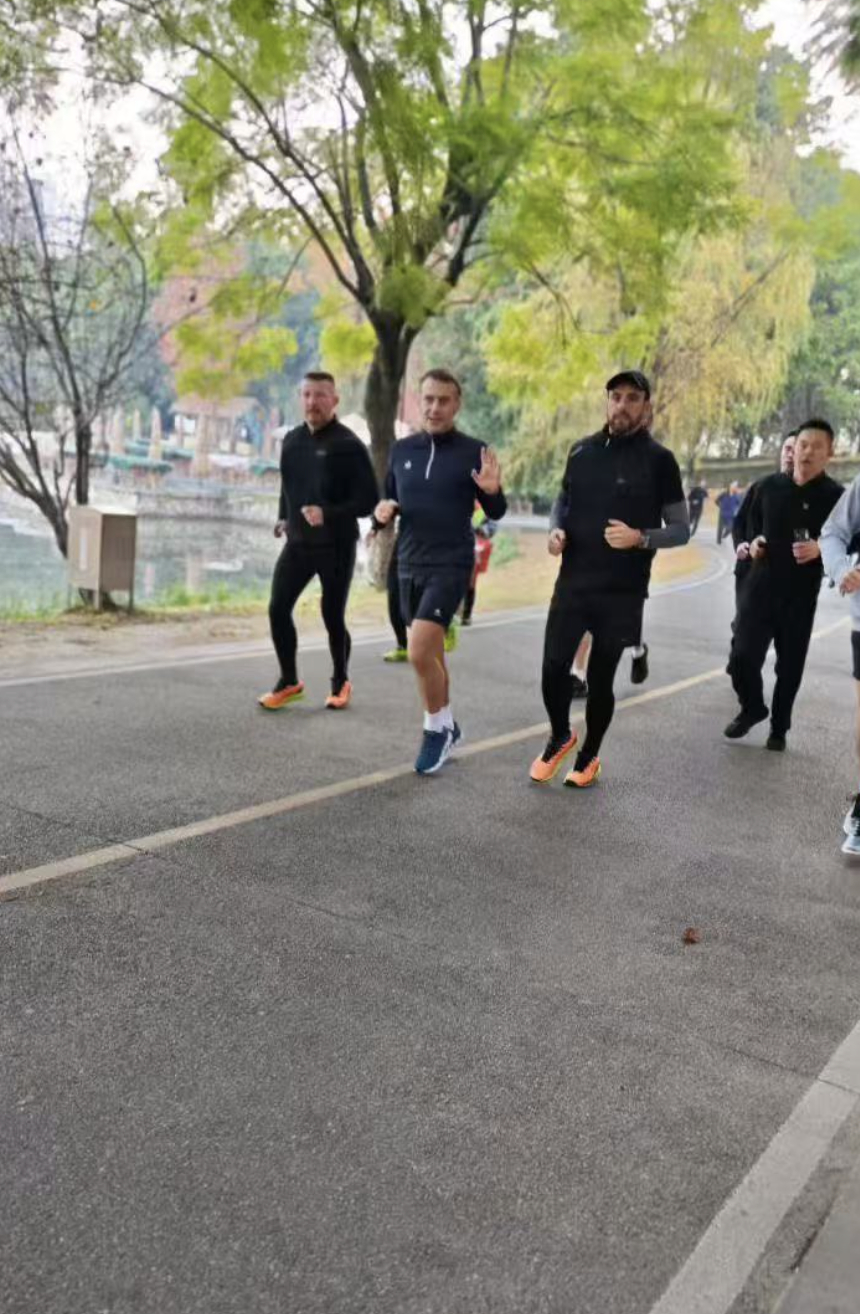 法国总统在成都晨跑 马克龙在咱们这里，松弛感拉满啊，感觉比在巴黎还轻松大家说的“