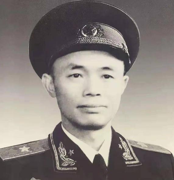 1955年授衔时钟伟因嫌军衔过低发牢骚，毛主席获悉后采取了什么具体措施来处理？