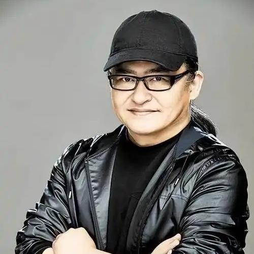 刘欢十八岁来到北京国际关系学院，学的是法国文学专业。这个学校是培养外交官的，可他