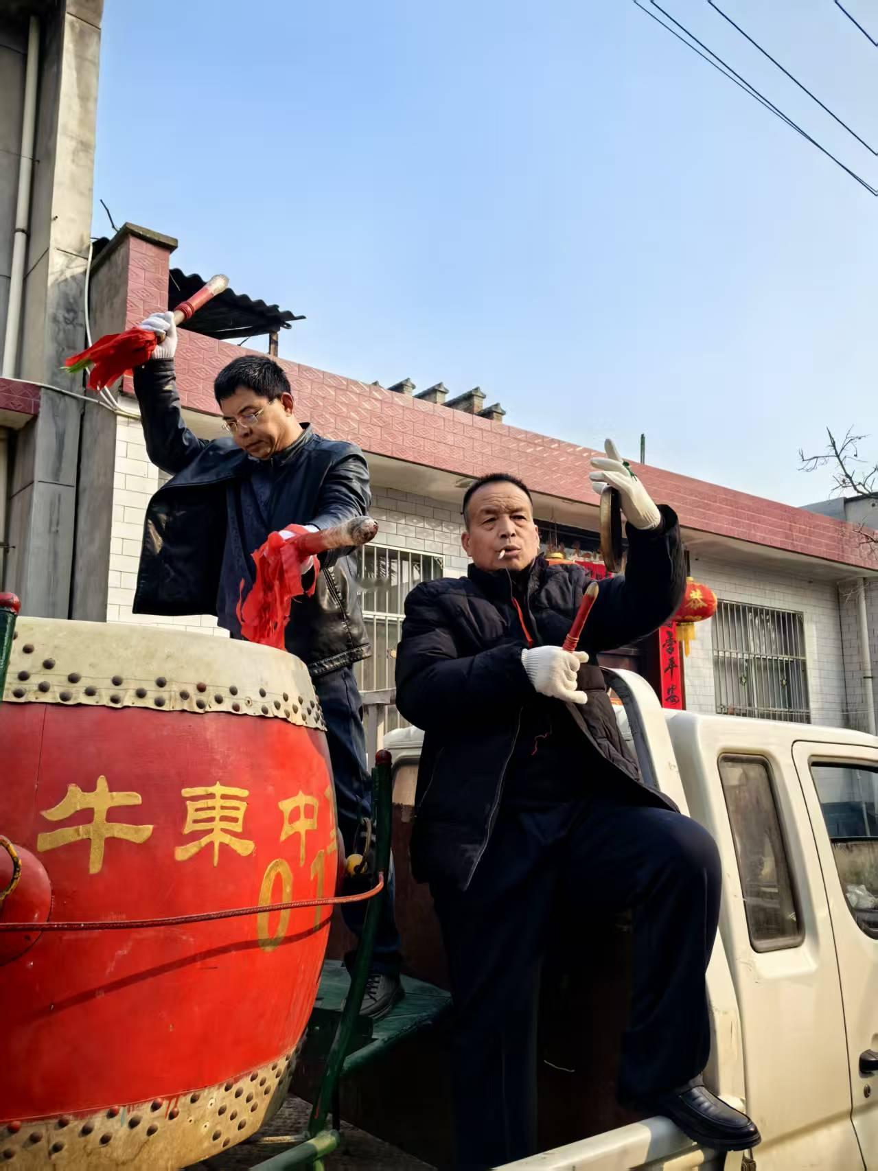 牛东村大年初一的热闹景象实在太棒啦！在村干部的带领下，村民们敲锣打鼓地给革命军属