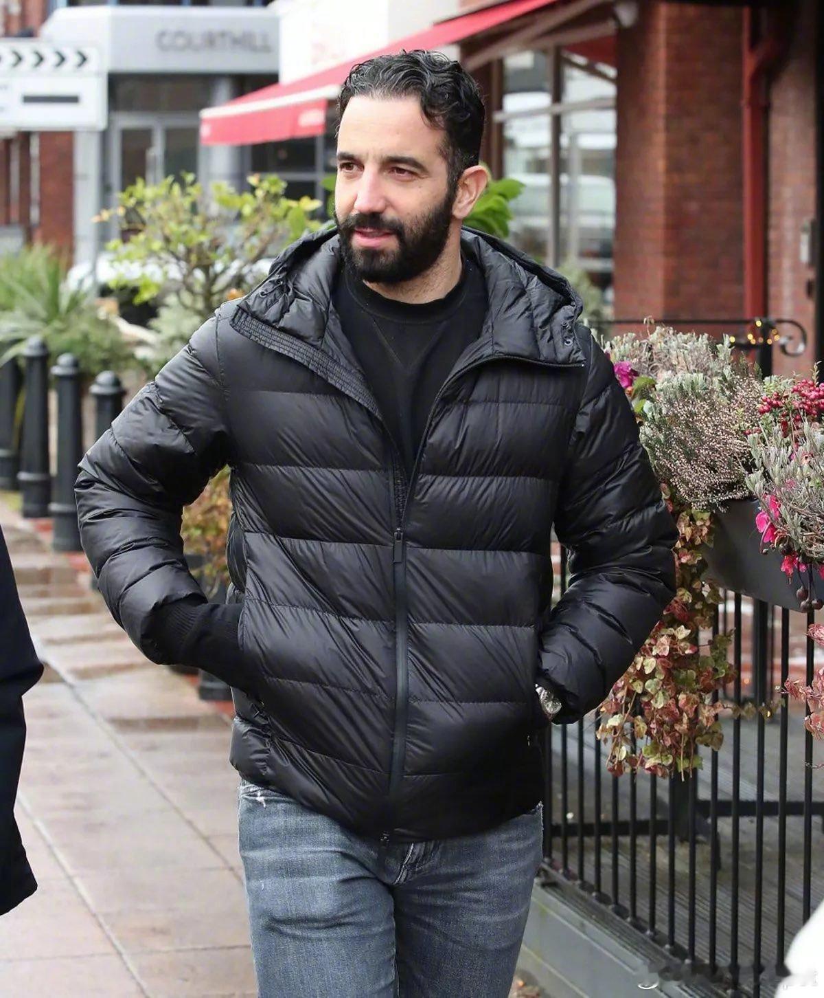 阿莫林今天下午在街头被拍到ManUtdspot曼联英超联赛