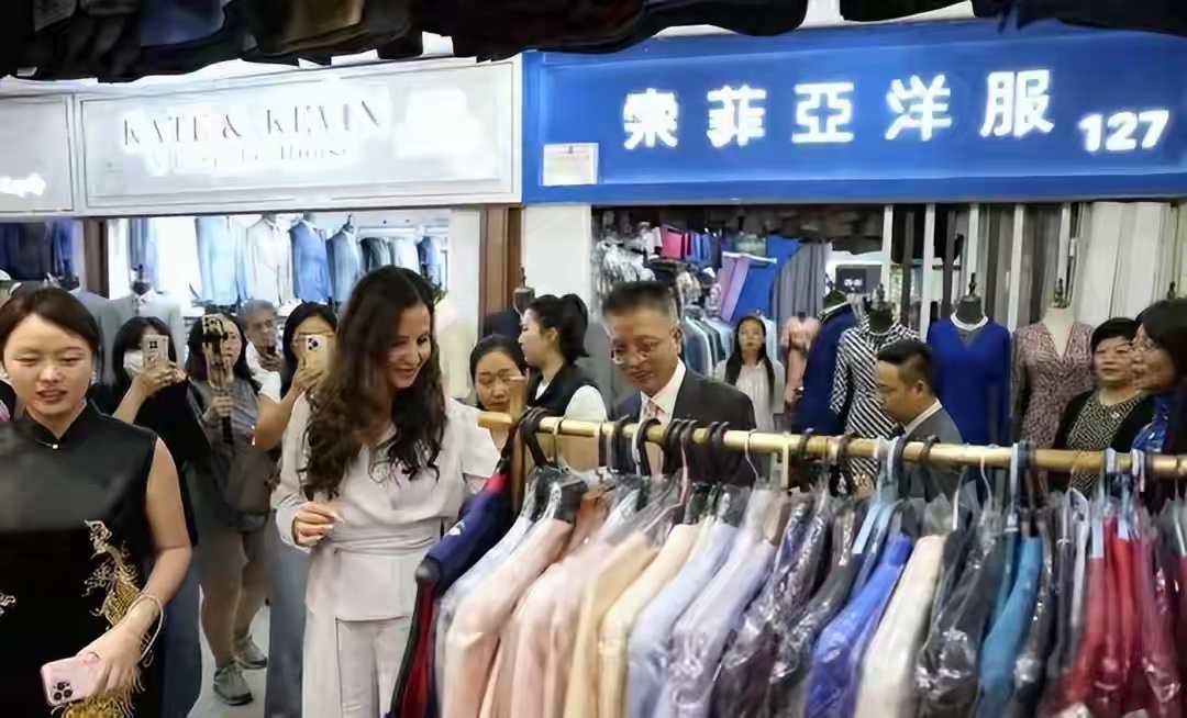 塞尔维亚总统夫人塔玛拉·武契奇突袭上海小店，店主吓得差点免单：她坚持付钱后圈粉无