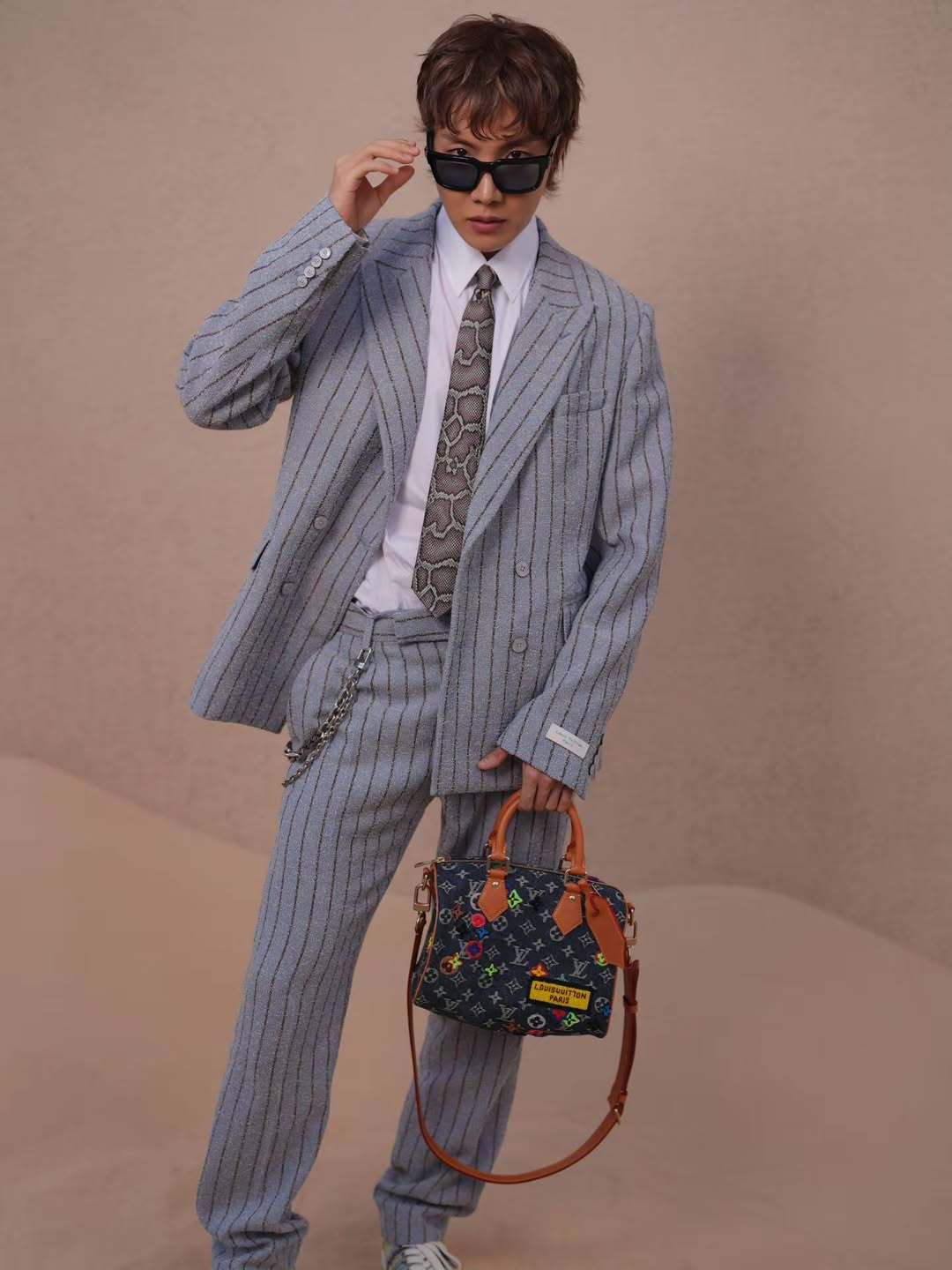 郑号锡亮相巴黎男装周Louis Vuitton 2027春夏男装大秀，看秀造型就