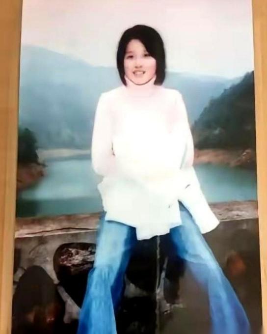2004年，福建女大学生蔡伟娟在校园里“凭空蒸发”。为了找她，原本家产千万的富豪