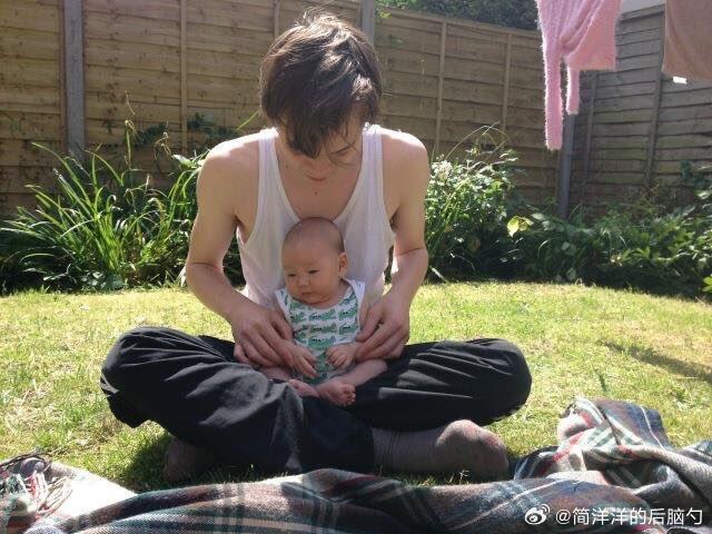 乔纳森和他的小宝宝，这个宝宝如今已经十一岁了哦～跨年电影愿怪奇物语