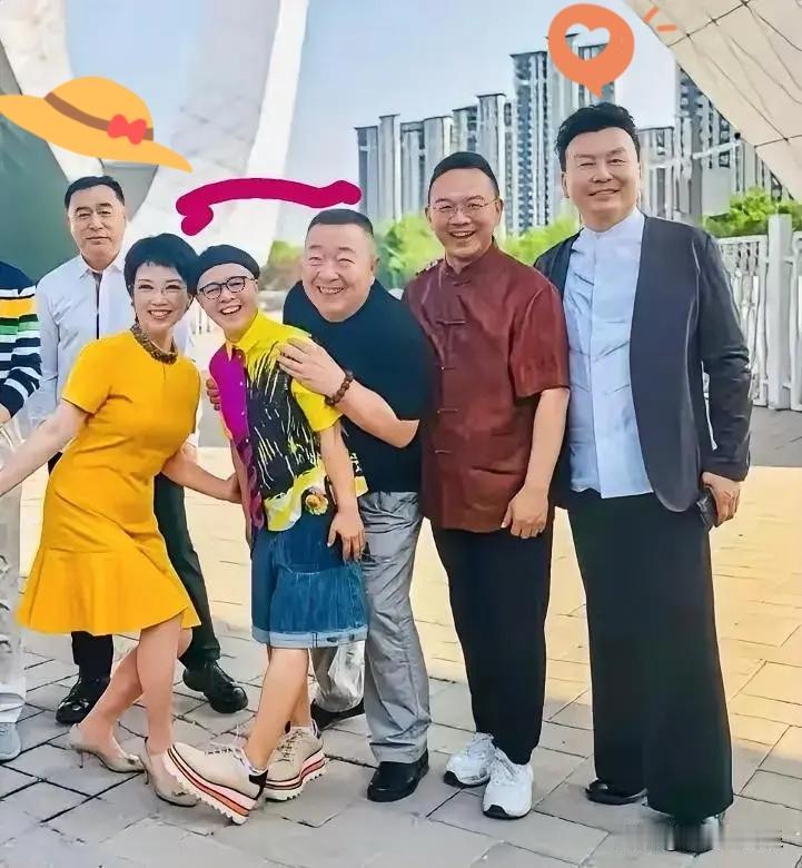 【一个孤身一人，一个是妻子跑了】
妻子：胡佳娜
张泽群于2013年5月与胡佳娜低