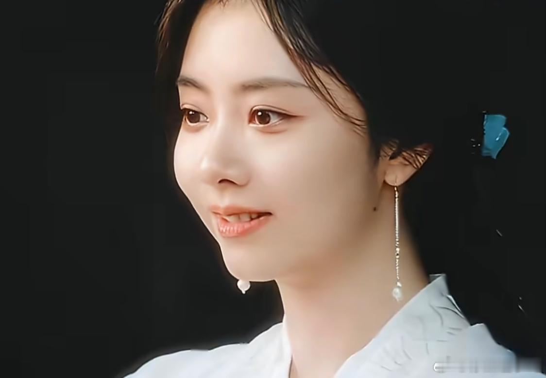 谭松韵同一角色三种美 同一角色被谭松韵演绎出层次分明的美：笑时明媚如暖阳，蹙眉时