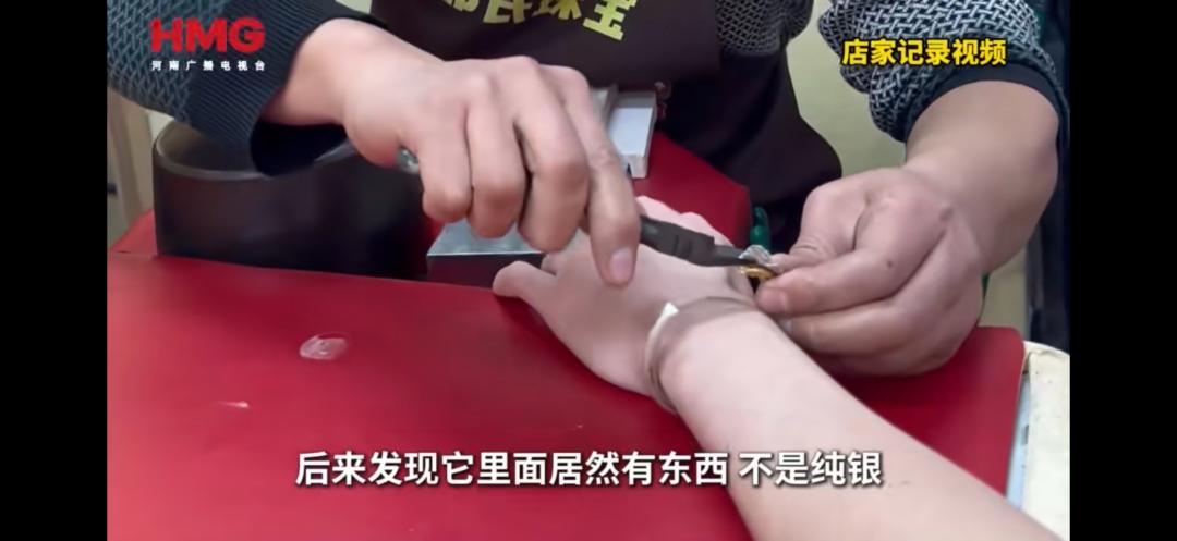 2月11日，在河南郑州一家首饰回收店，一名小伙子持一只银手镯变卖。
按照回收惯例
