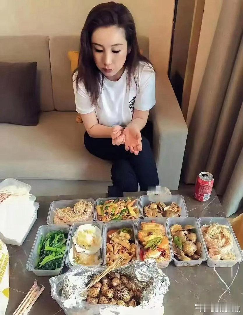 秦海璐这顿饭估计顶我10天工资了吧 