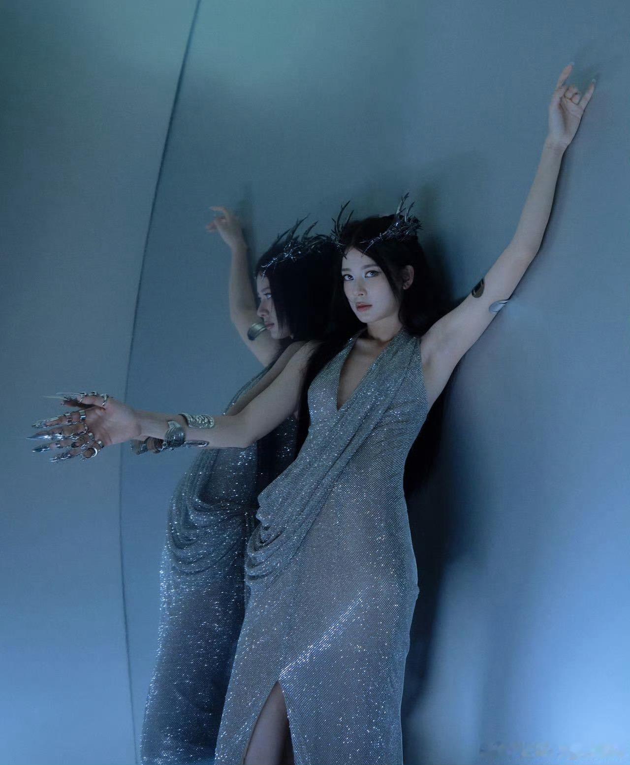 赵昭仪好有剧张力的造型荆棘为冠，机械作甲，赛博女战神破空而来！赵昭仪一袭银甲碎钻