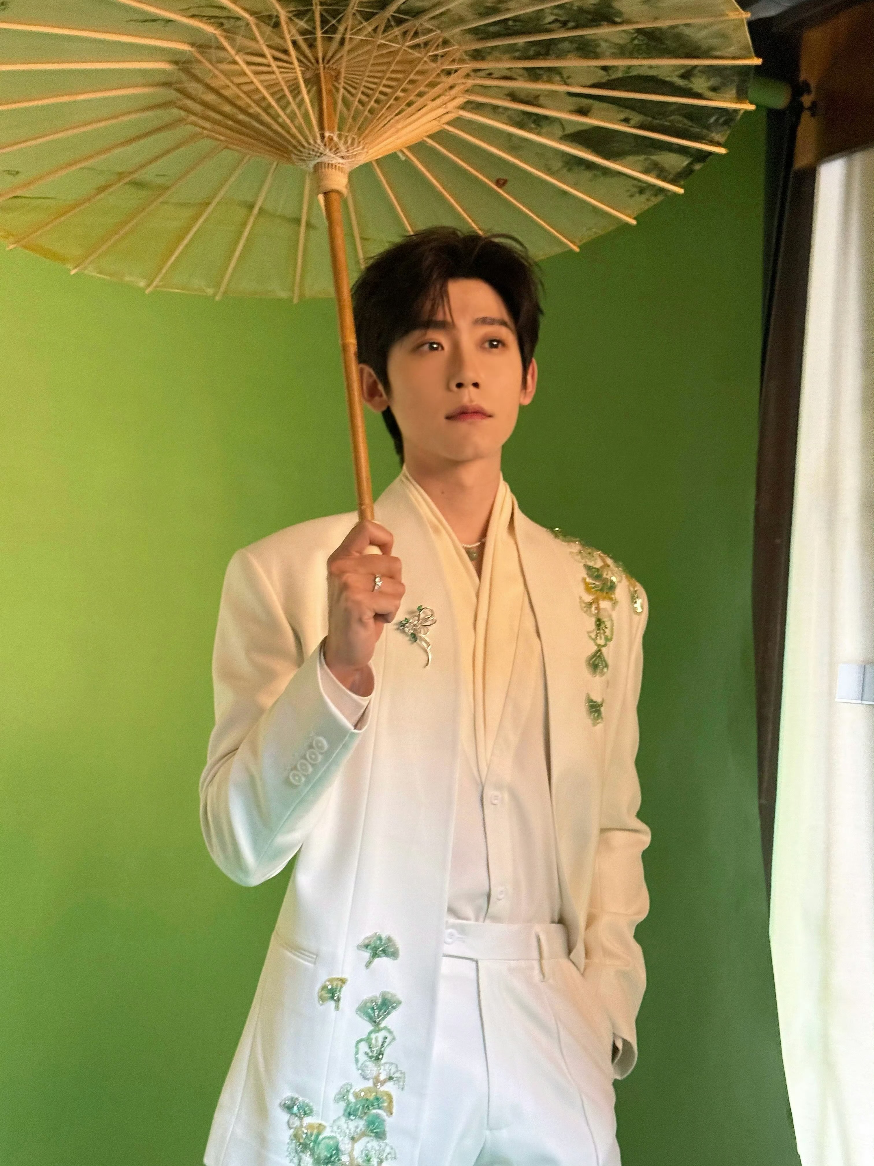 这个李卿怎么戏外也是一副古风小生的模样啊文弱书生崛起吧 