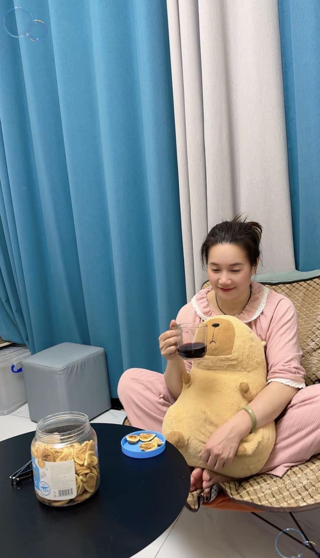 也许心事重重的人才会爱上小酌半杯，不是贪恋酒的味道，只是想换个安稳的好觉……自己