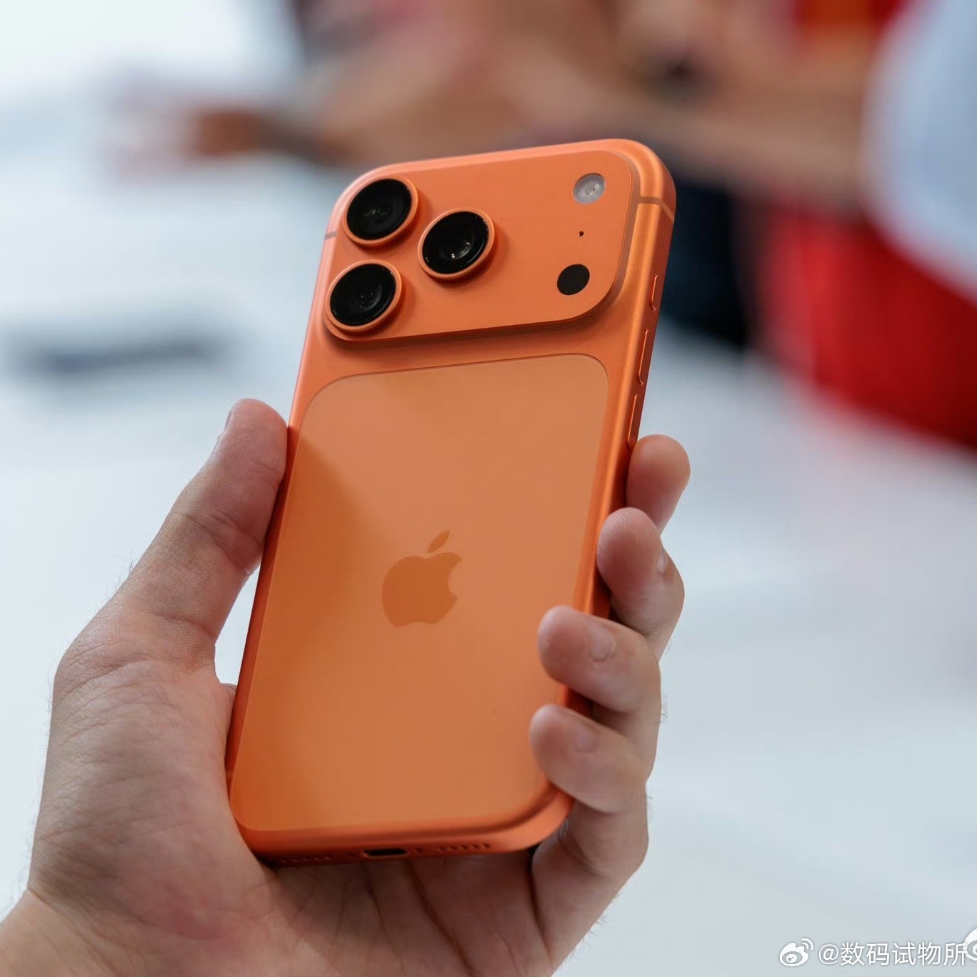 iPhone17Pro 丑客服回应iPhone17Pro被吐槽丑银色还可以，至少