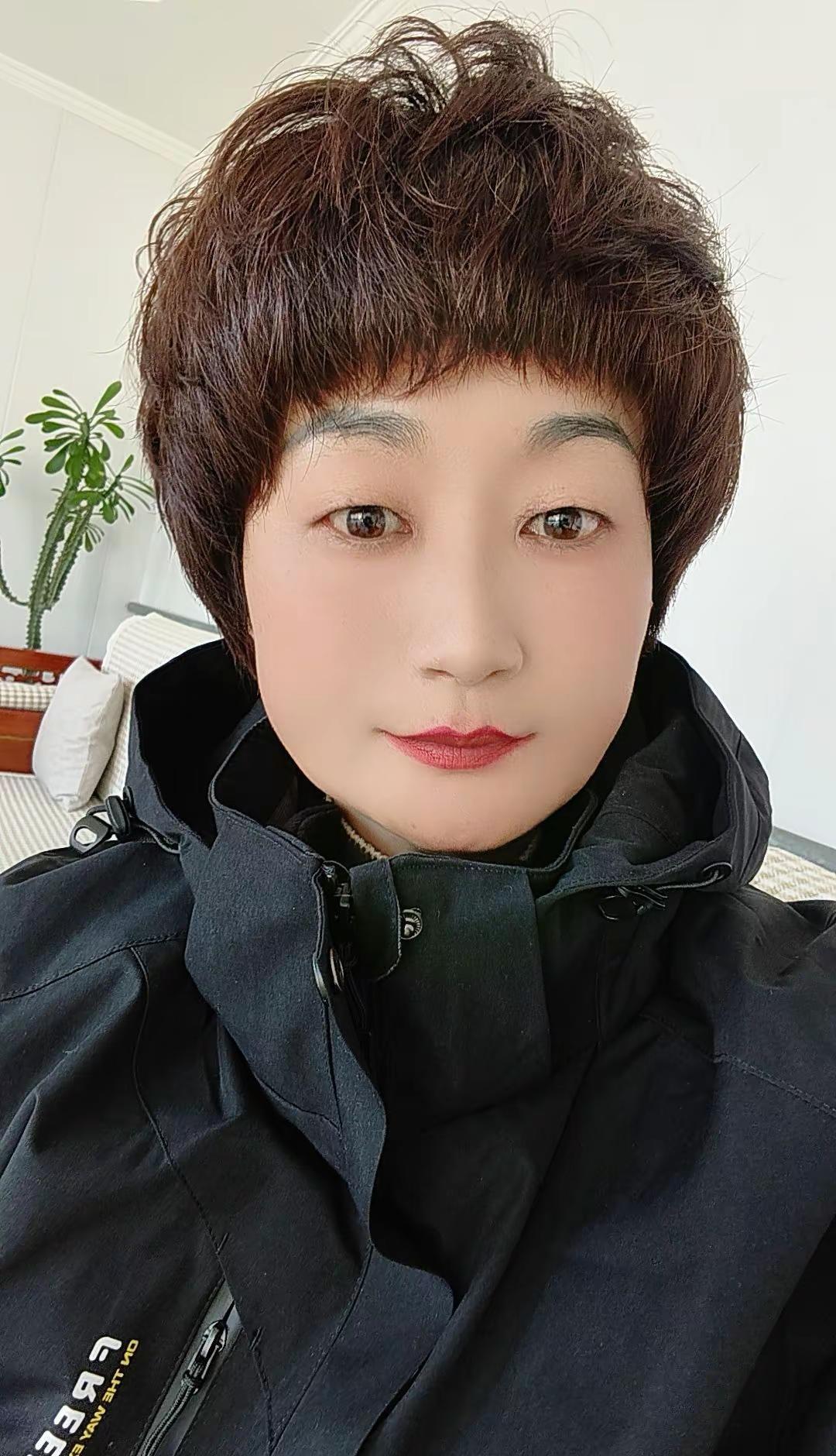 亲爱的老己:今年做个温暖的人，以最大的平静去爱我们不确定的生活，人静   心安 