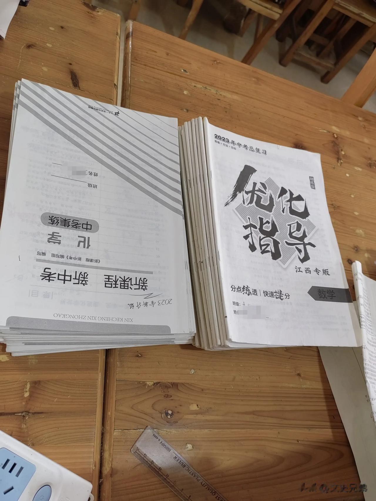  
这是数学和化学交作业的情况。
一个班40多个人，结果只有16人交作业。
于是