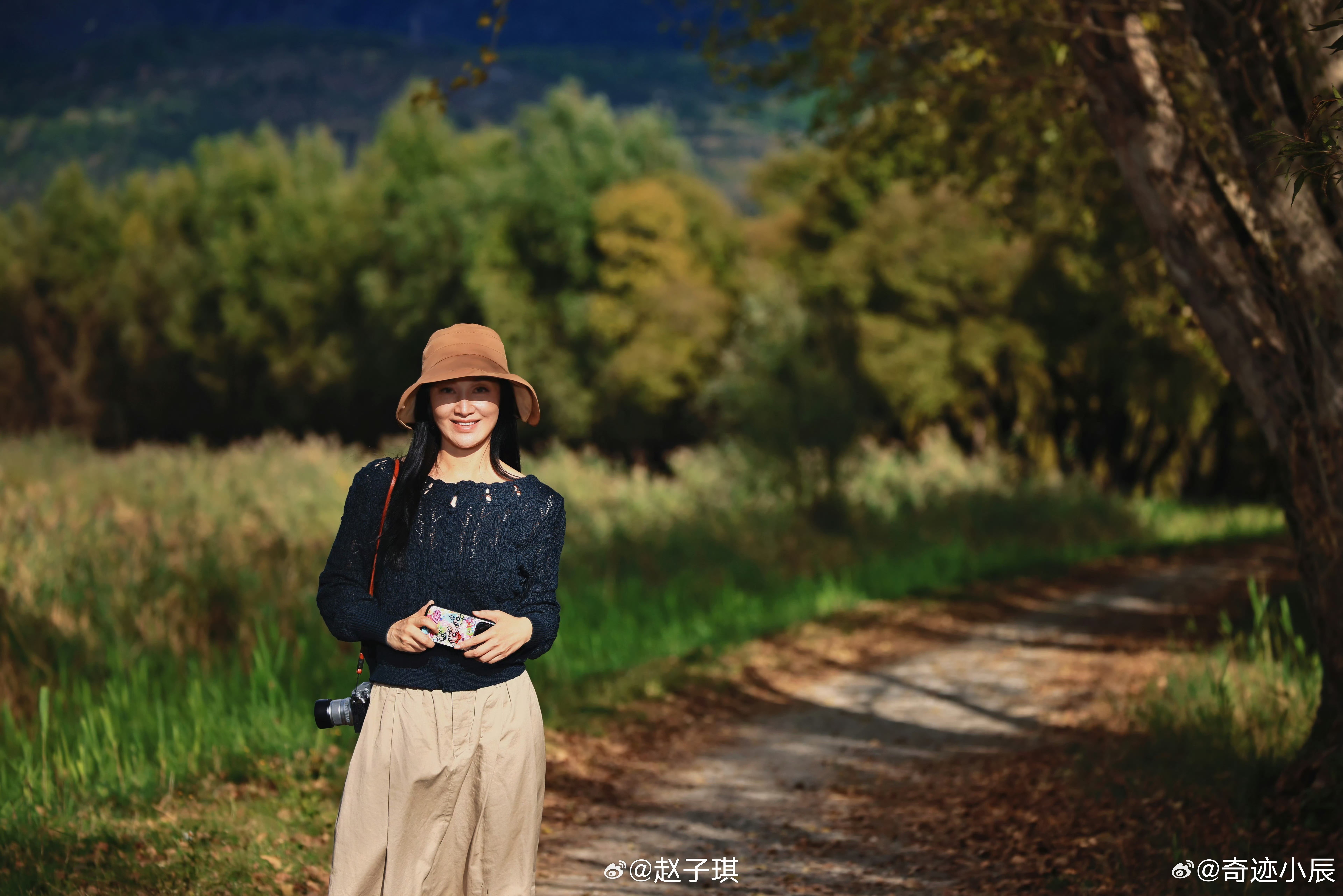 赵子琪以为机场粉丝是经纪人雇的 笑不活了！赵子琪机场遇粉丝，灵魂拷问“是不是花钱