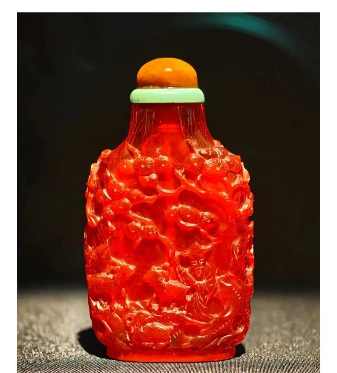 香港艺术馆2024年推出袖珍厚礼展，一次性展出已故收藏家冼祖谦夫妇捐赠的490组