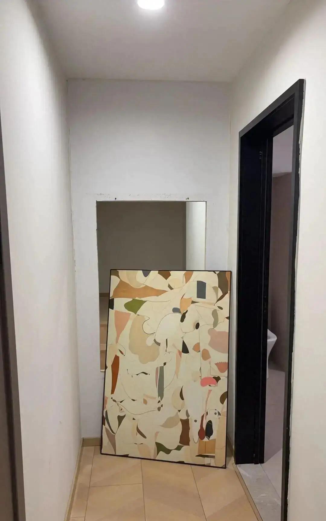 湖北武汉，女子入住酒店，凌晨拿水壶去接水时，不小心撞上墙上的装饰画，却发现画后“