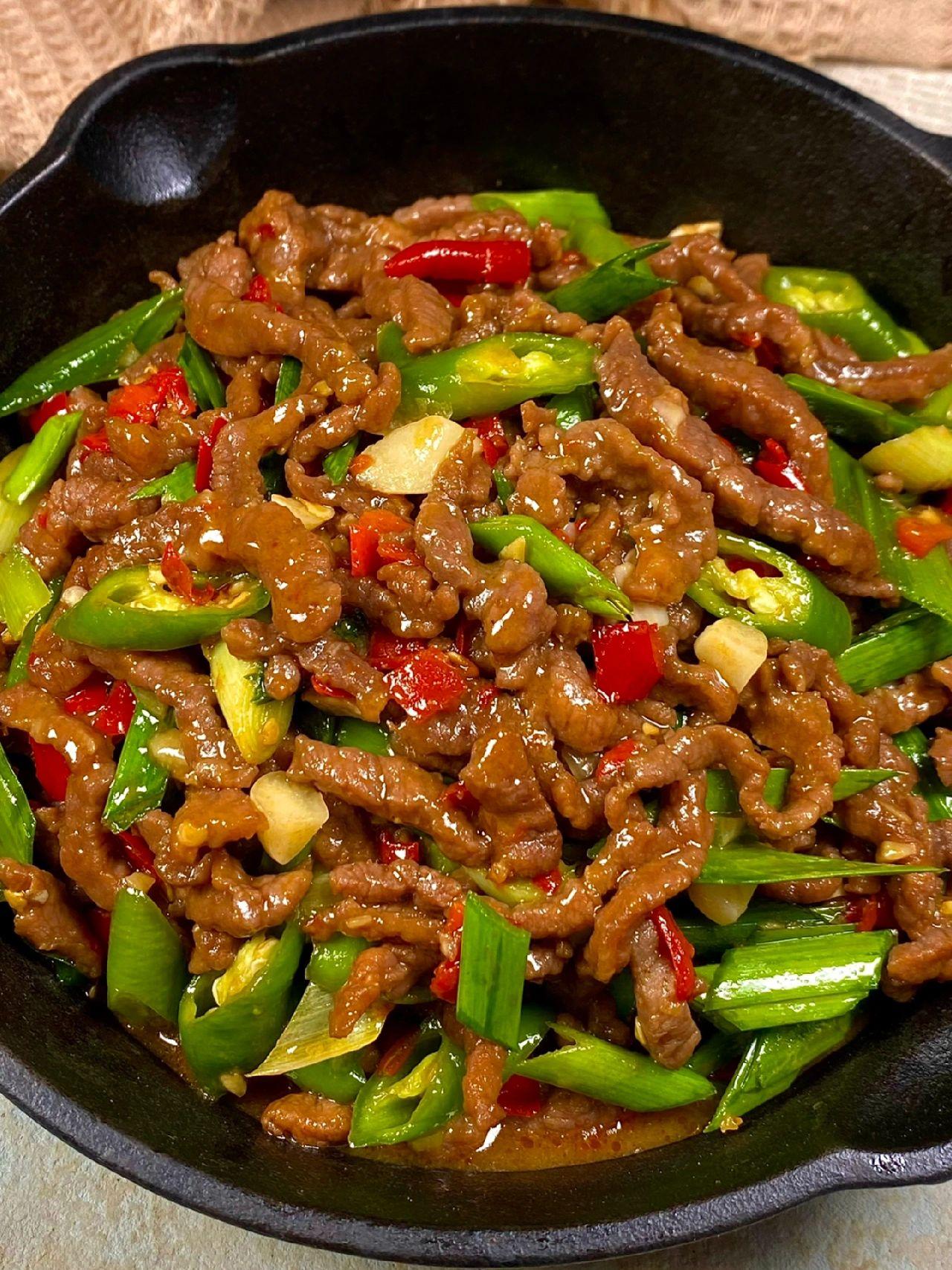 蒜苗牛肉丝这样做一盘都不够吃哇！
酸辣下饭，牛肉鲜嫩多汁，香迷糊啦
酱汁拌米饭嘎