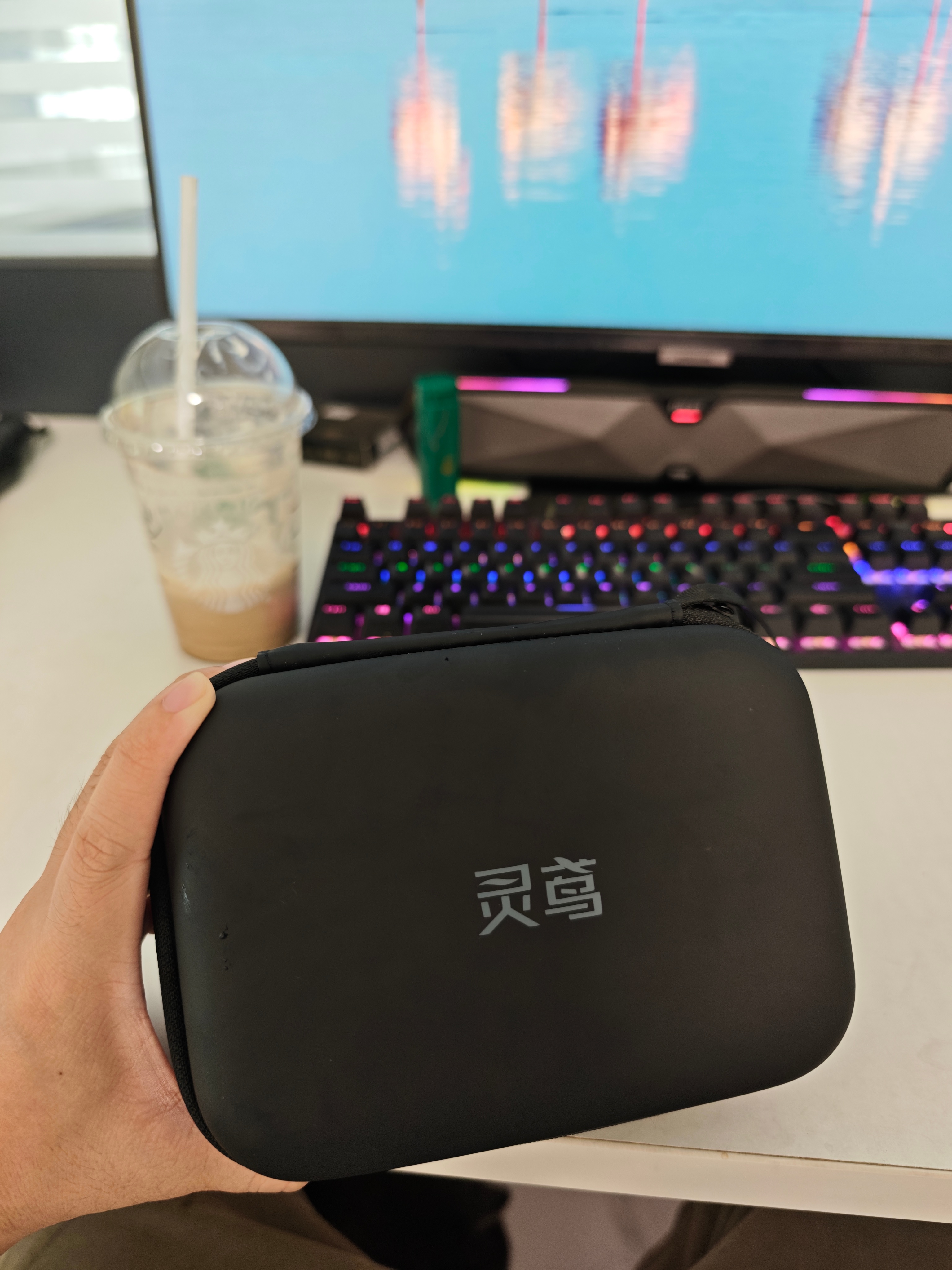 刚想飞灵鸢车载无人机，结果发现遥控器没电了。比亚迪方程豹比亚迪大v聊车