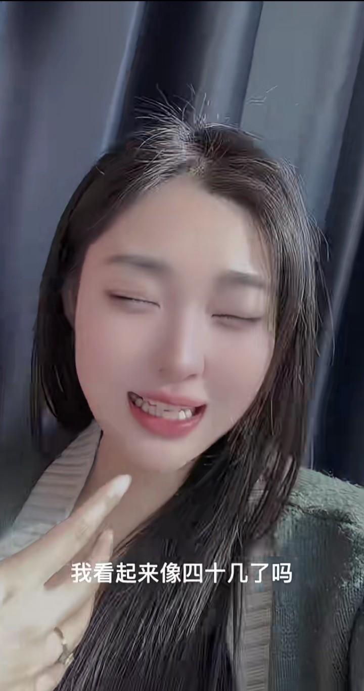 新年伊始，一美女乘公交车的时候，被一大爷询问四十几岁了，简直要把她气晕了。她拍视