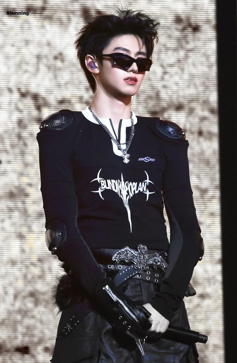 朱志鑫超话朱志鑫我们一起去更大的世界 💛💙朱志鑫prada米兰时装周 💛?