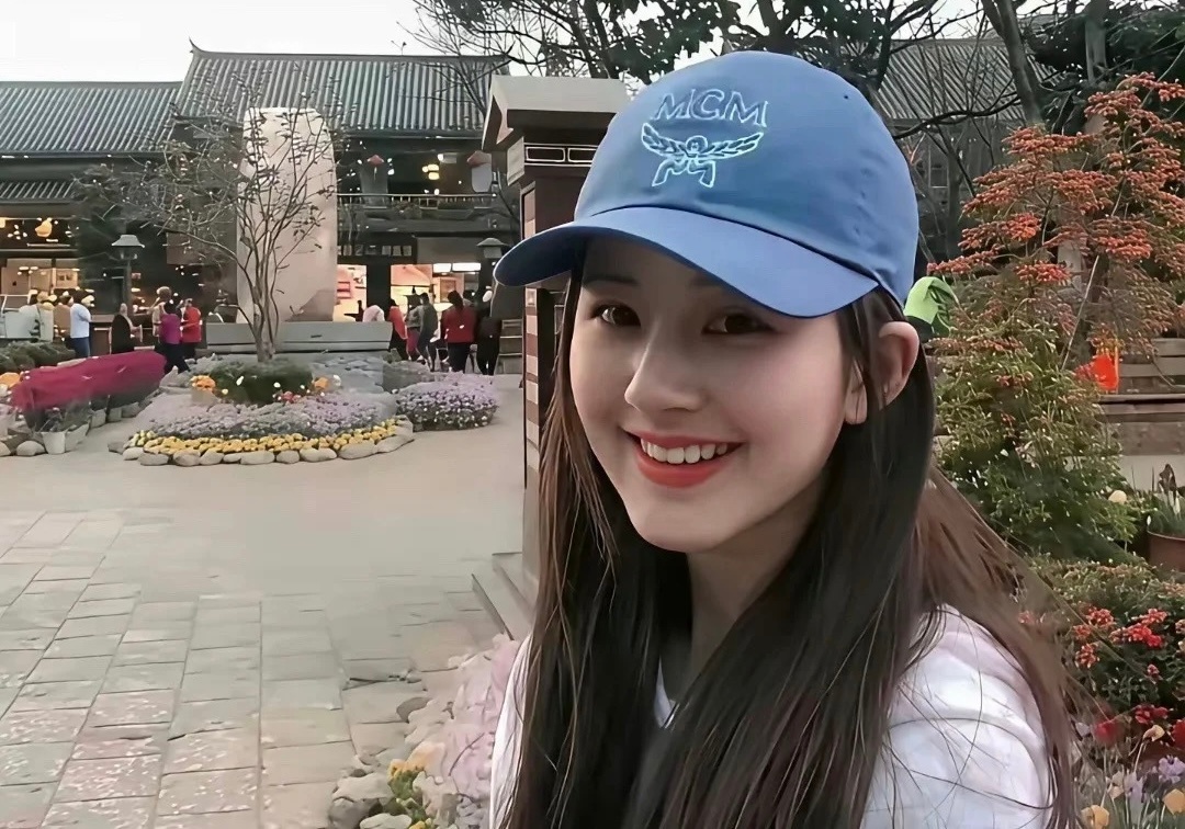 赵露思的小学毕业照，说实话扒拉半天没看出哪个是她！只能说女大十八变，变化也太大了