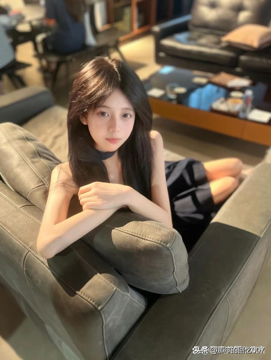 慵懒午后，阳光透过窗户洒在沙发上，一位少女惬意地窝在那儿。她身着洁白的裙子，乌黑