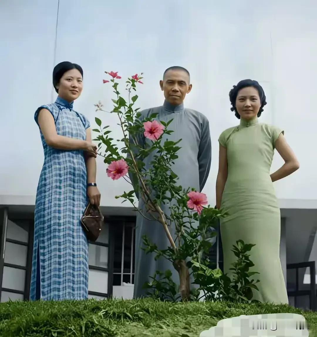 1936年，在上海，杜月笙与义女章遏云罕见合影：一个穿长衫，一个穿旗袍

照片里