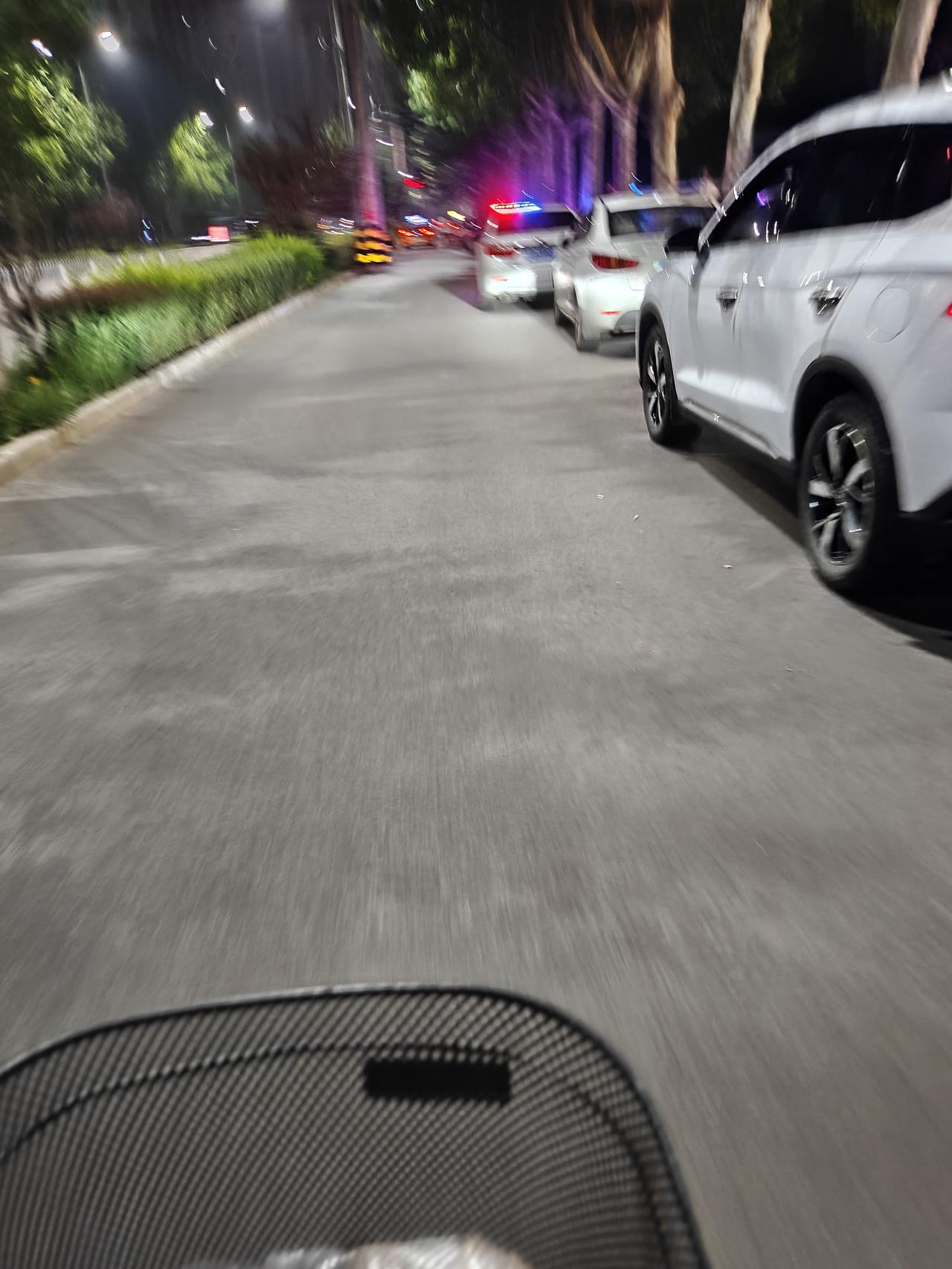 夏日生活打卡季在夏日夜色里烧烤大排档附近都有耀眼的警灯闪烁，闪烁的警灯传递着公安