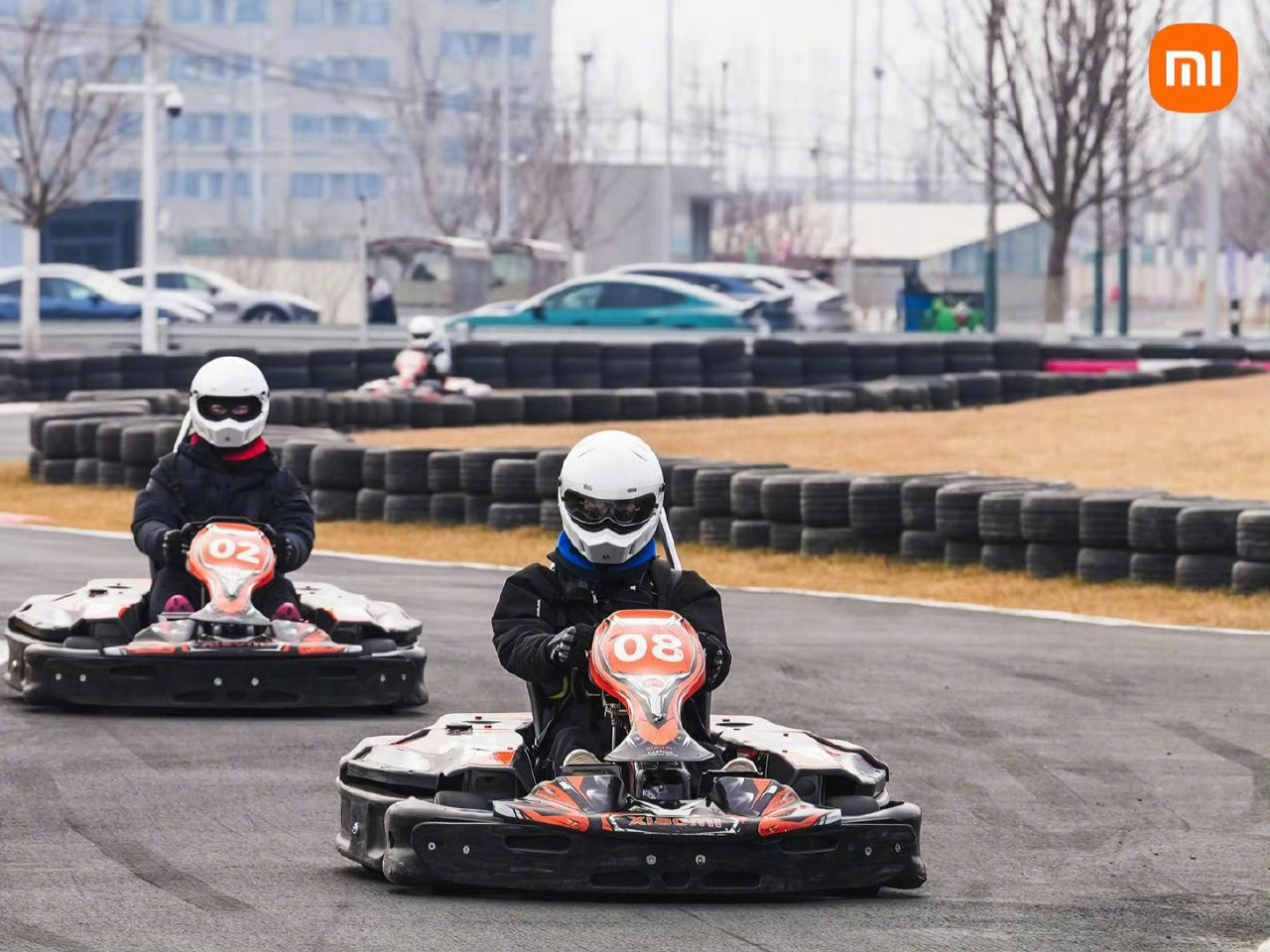 小米汽车工厂卡丁车体验中心，今天正式营业！首批游客到场体验，连续过弯、全力冲刺，