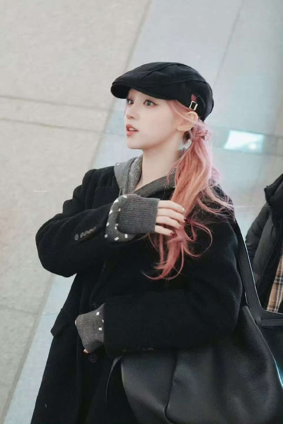 宋雨琦粉发低马尾路透宋雨琦韩剧女主既视感宋雨琦粉发低马尾路透，好美啊，