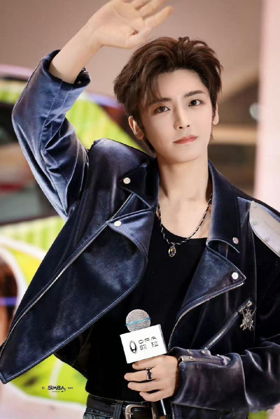 侯明昊线下帅度超标！仇人都原地释怀，生图绝绝子，这脸真的自带美颜BUff