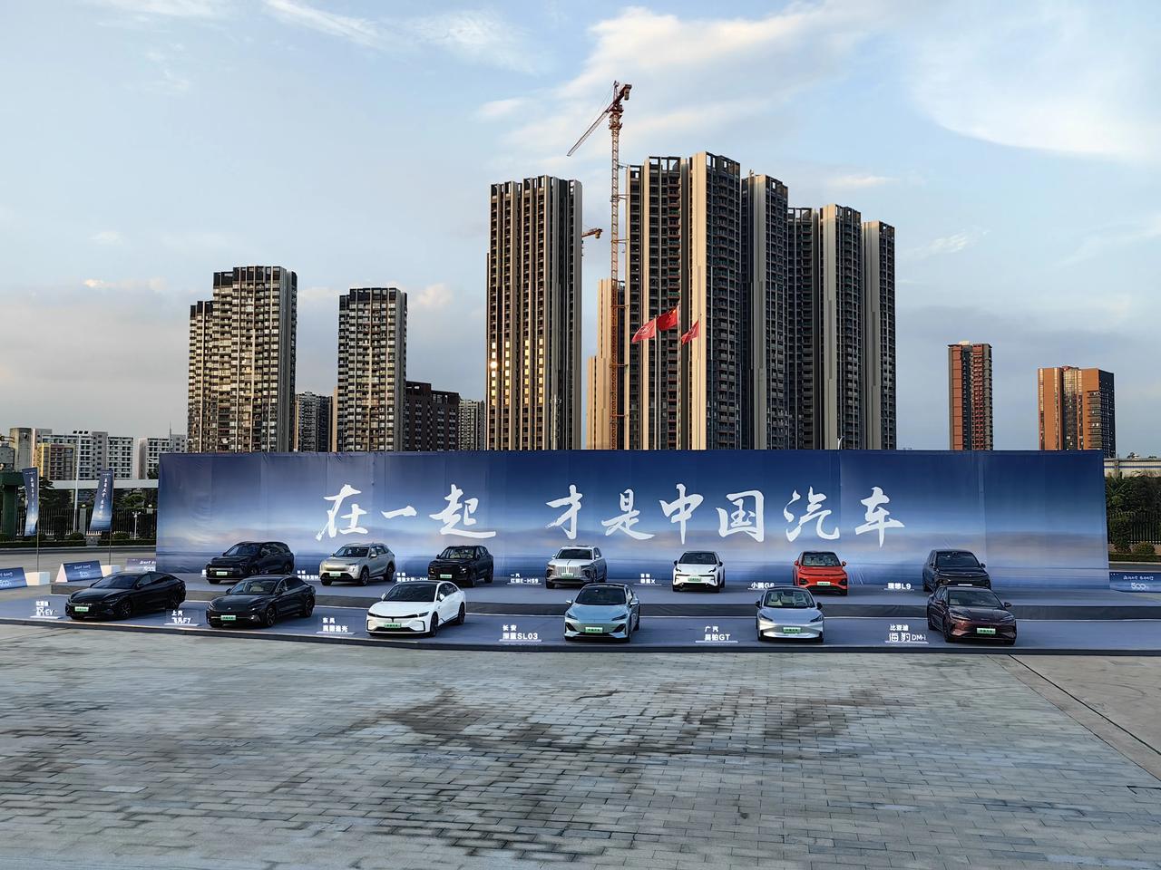 比亚迪500万下线仪式现场，车阵里汇集主流中国新能源品牌，比亚迪的车也不在C位。