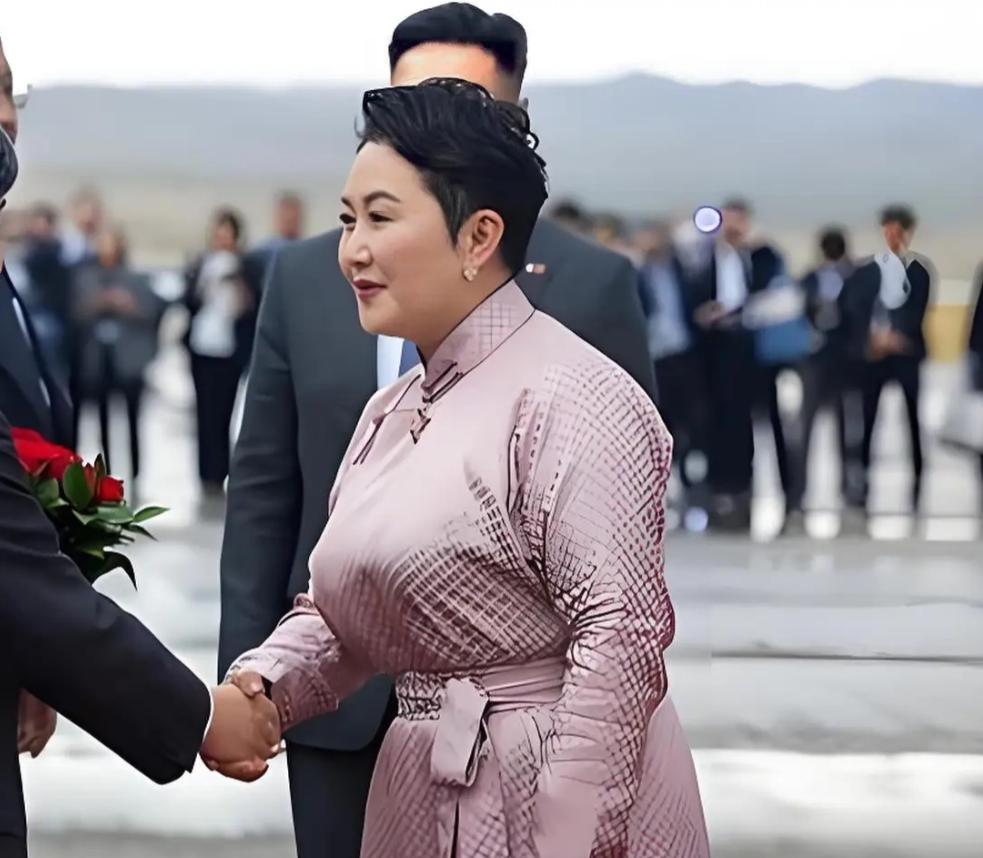 蒙古国这位女外长，越了解越觉得有意思。

她叫巴特策策格，全名巴特蒙赫·巴特策策