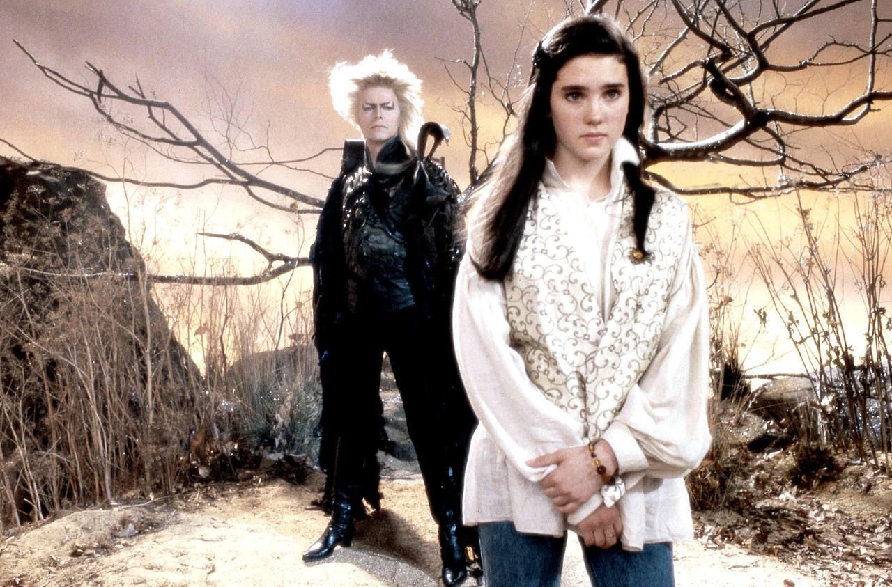 40年前的今天，大卫·鲍伊与詹妮弗·康纳利主演的《魔幻迷宫》在美国上映。当年口碑