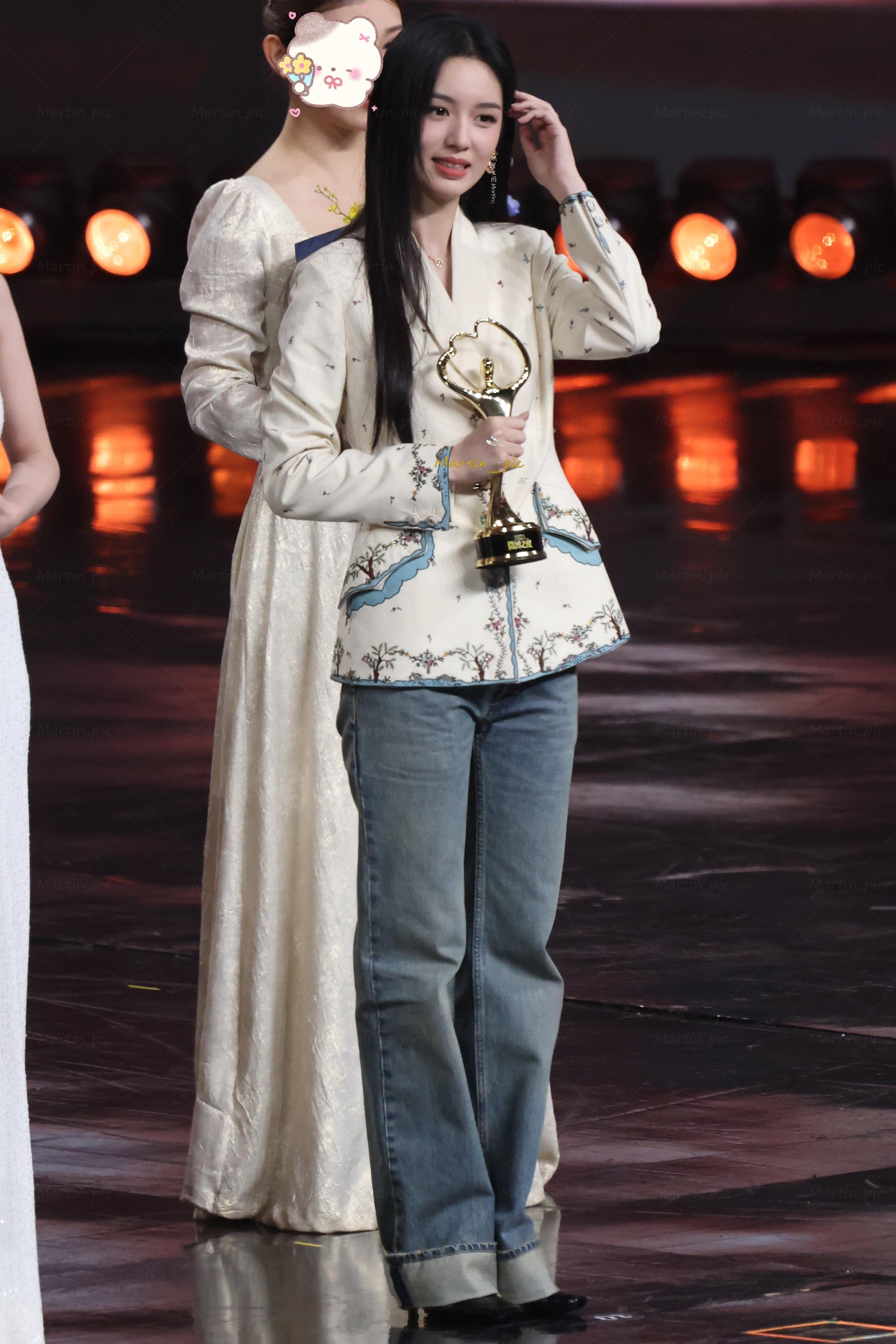 周也 周也微博之夜颁奖生图裤装的也子在颁奖台上也同样美丽～周也牛仔裤 大大方方 