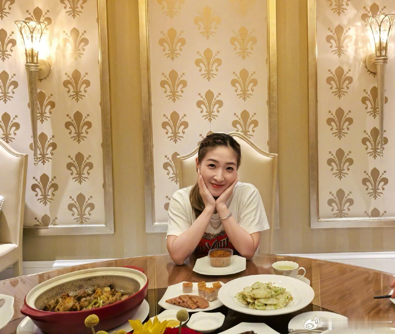 刘诗雯送中秋节祝福发博送中秋节祝福：送上一份圆圆的祝福，祝大家中秋快乐🥮，阖家