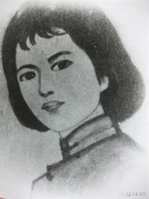 1935年，女战士张瑾瑜被敌人围攻，生死关头，张瑾瑜突然抚摸着自己的肚子，敌人赶