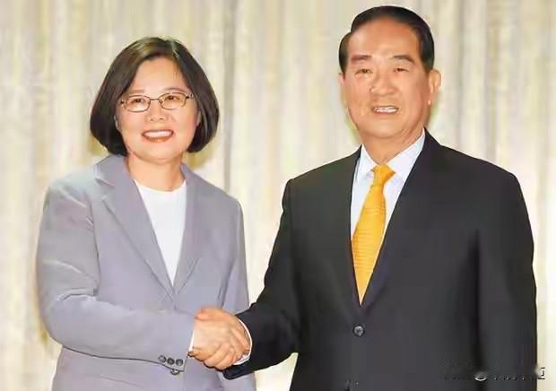 蔡英文打视讯电话向宋楚瑜祝寿称赞宋“还是很帅”

蔡英文昨天3月16日打视讯电话