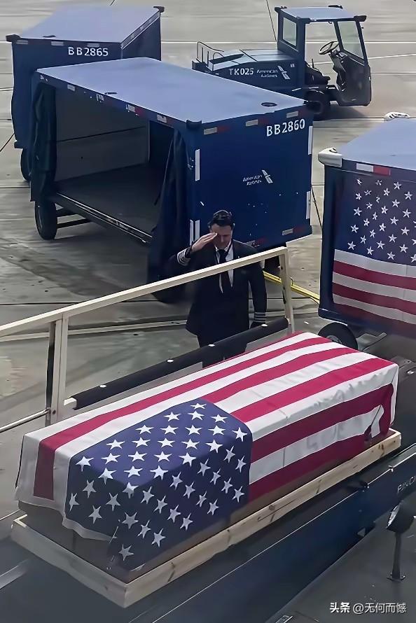 美国大兵阵亡后所用的棺材，还是比较特别的，这些棺材感觉不像是用木材做的，好像是用