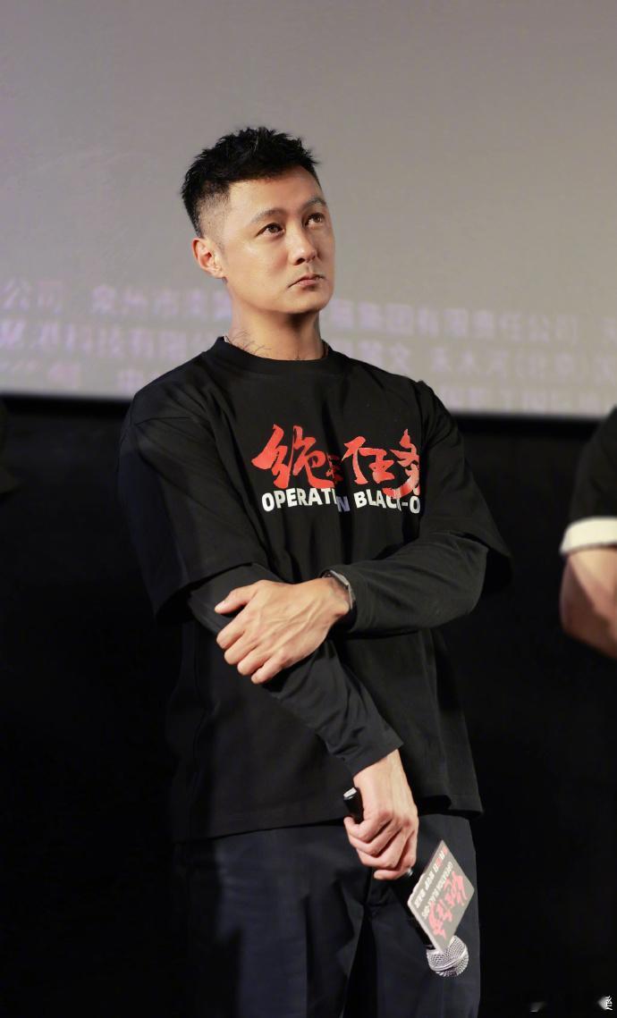 余文乐绝密任务路演状态余文乐新片首映礼出图 余文乐诠释亦正亦邪蝙蝠，首映现场深度
