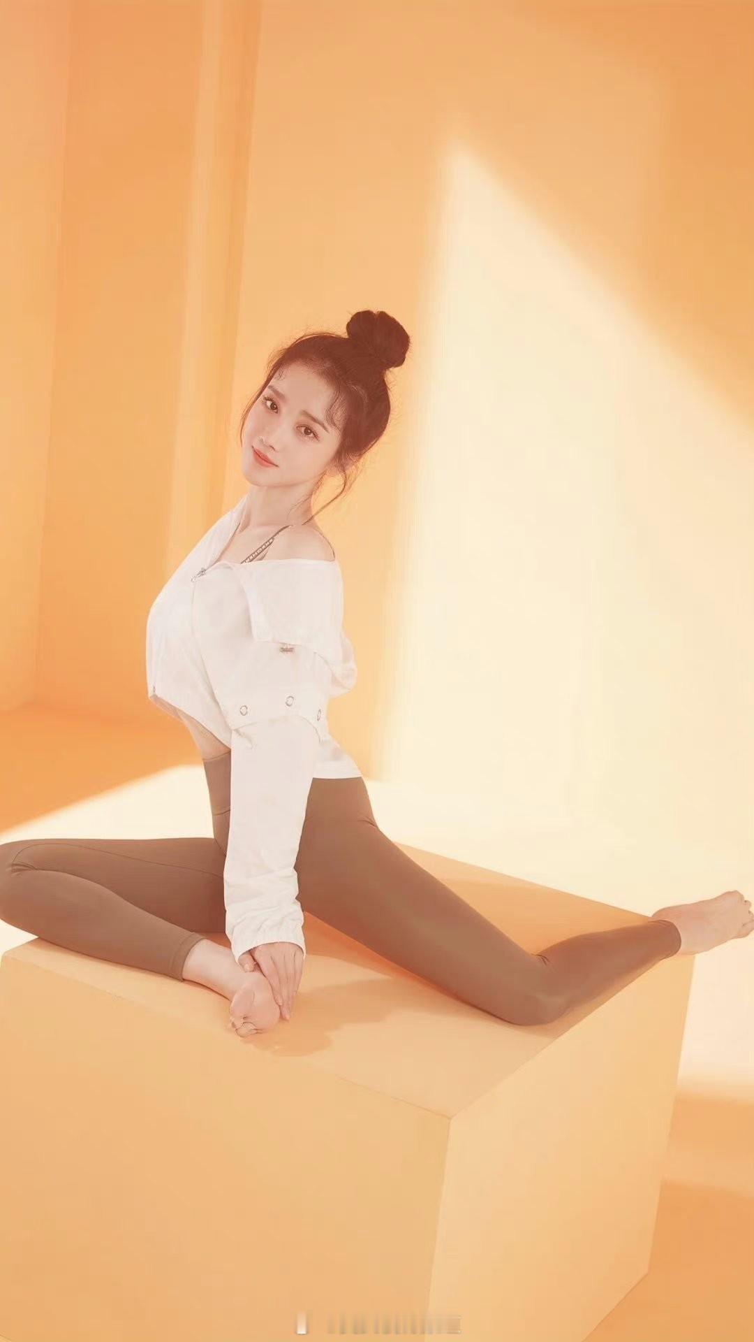 陈小纭瑜伽裤穿搭 