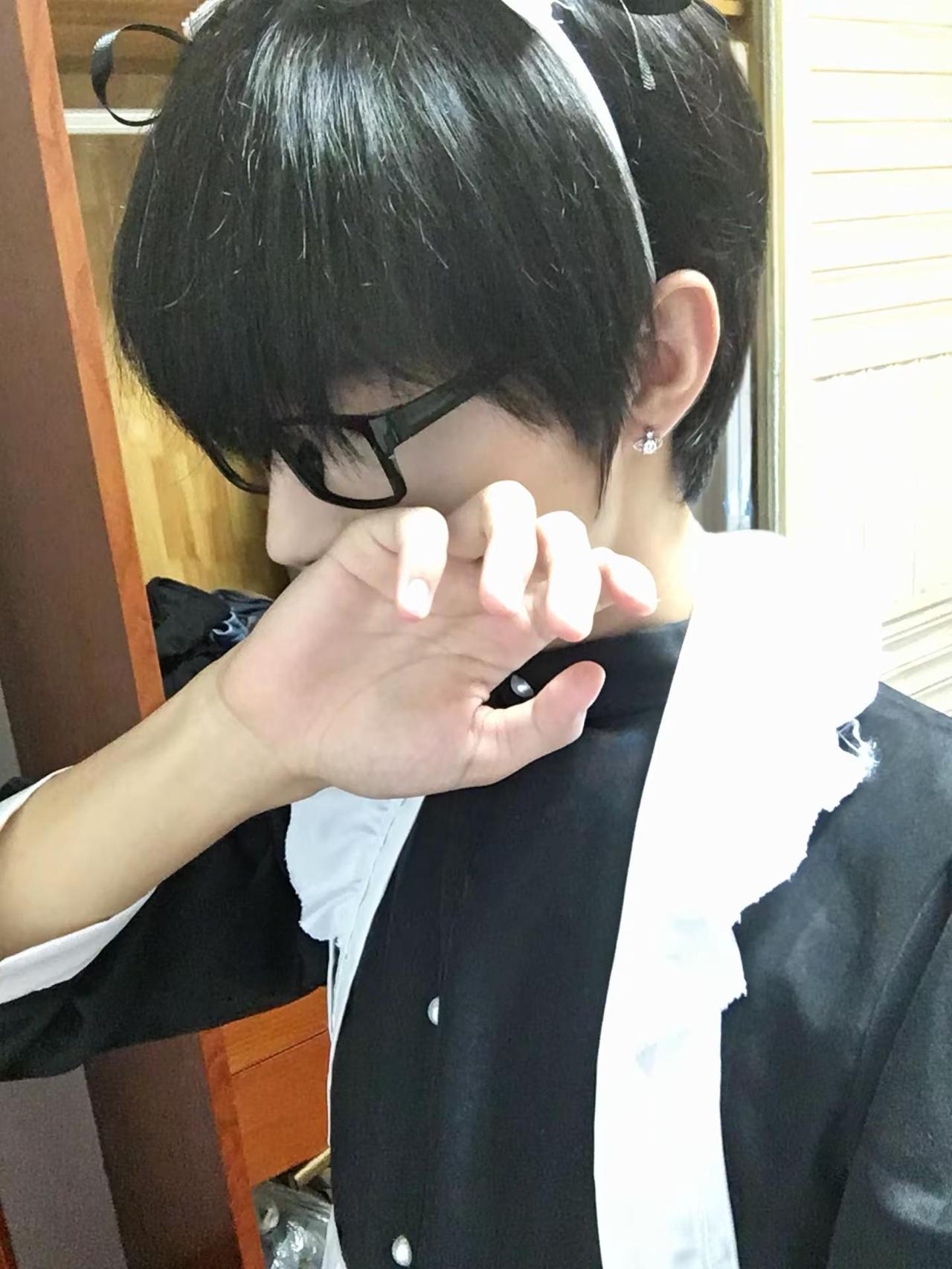 我不是在工作吗男仆装 黑框眼镜