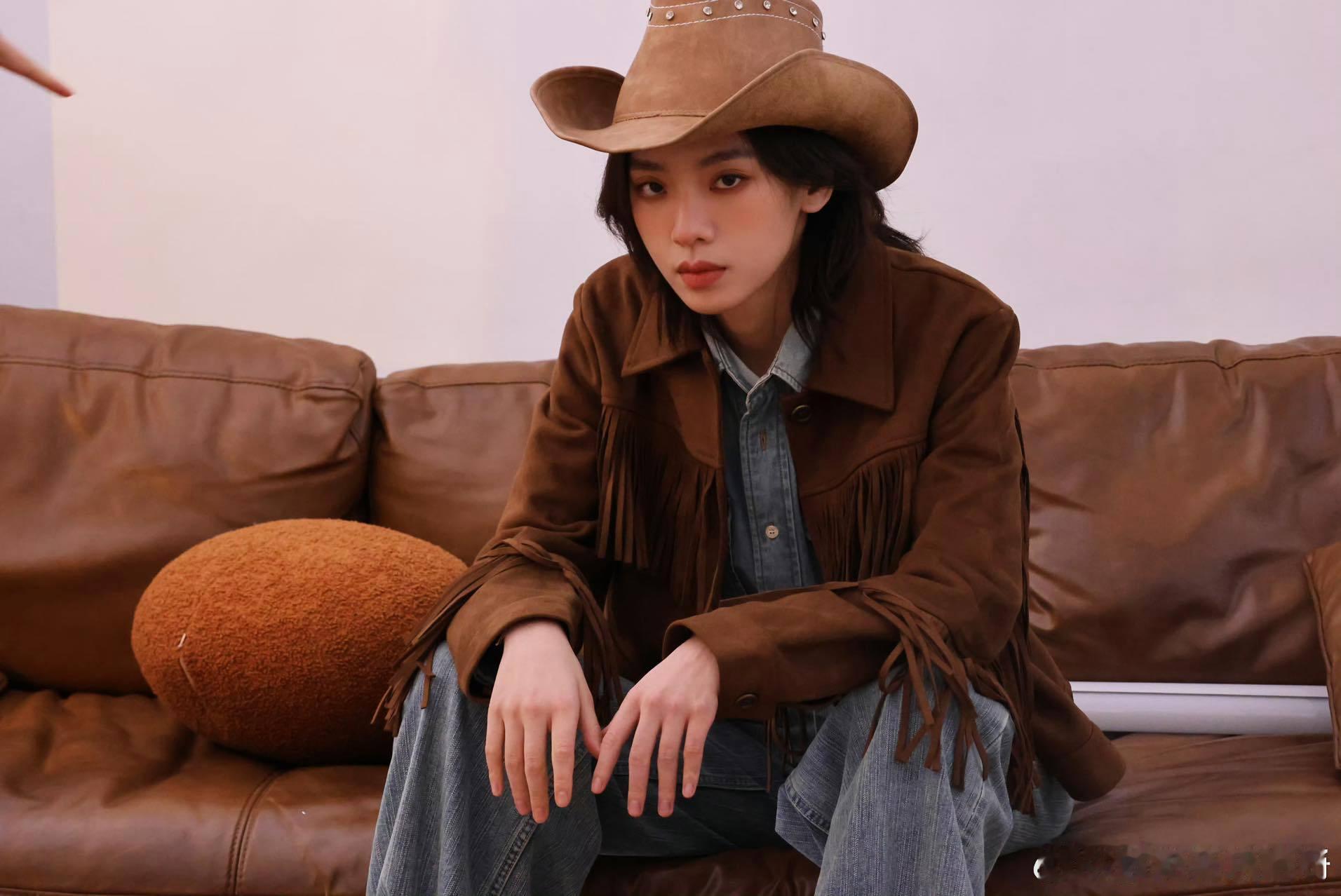 内娱00花斩女款又上新了 清冷脸+文艺心+多才多艺，王晓赟子简直是内娱00花里的